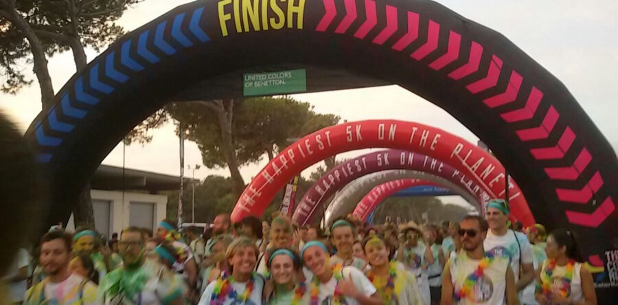 Lignano corre al tramonto, quasi 17.000 runner al via della Color Run