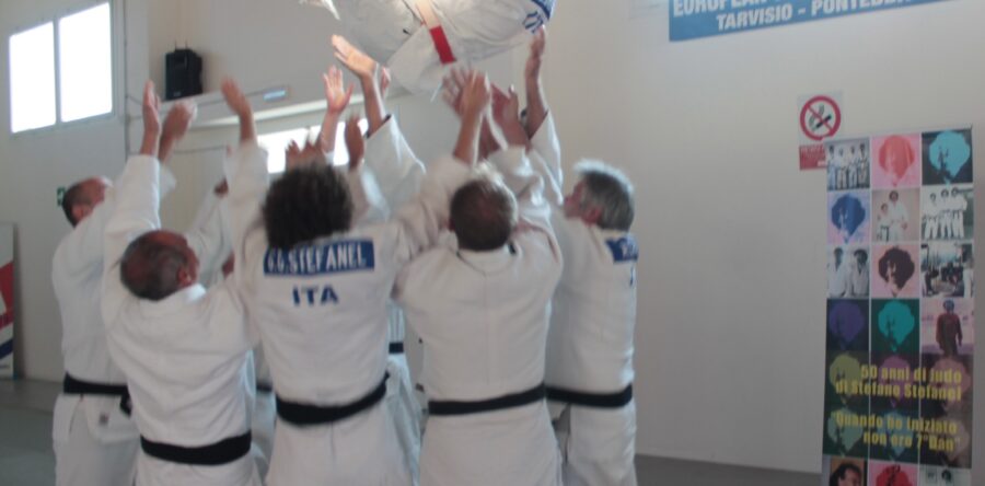 Tutti insieme sul tatami del Kuroki per i 50 anni di judo del maestro Stefano Stefanel