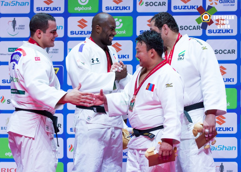 Flash con i protagonisti a Budapest: +100 kg